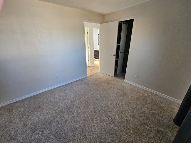 Building Photo - 3 bed 1 bath 2 Car garage- Desert Springs ...