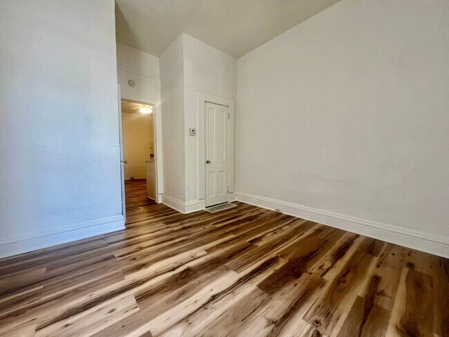 Building Photo - Available immediately. Charming 2 bedroom,...