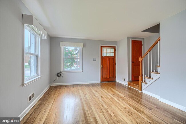 Building Photo - 7114 Greenwood Ave