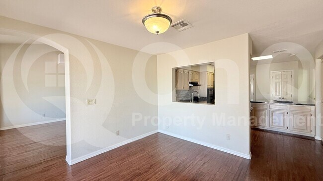Building Photo - 822 W Earll Dr
