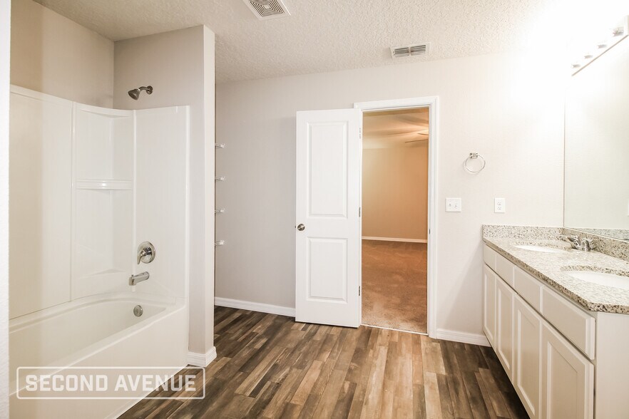 Building Photo - 2761 W Shaw Pl