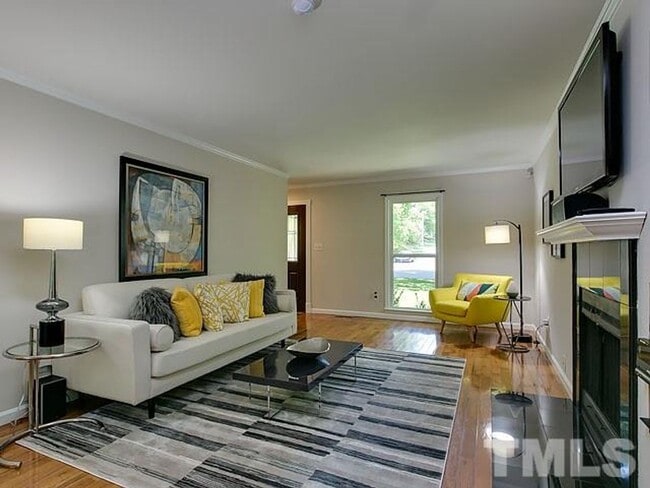 Building Photo - Gorgeous 3 Bedroom Home, Hardwood Floors, ...