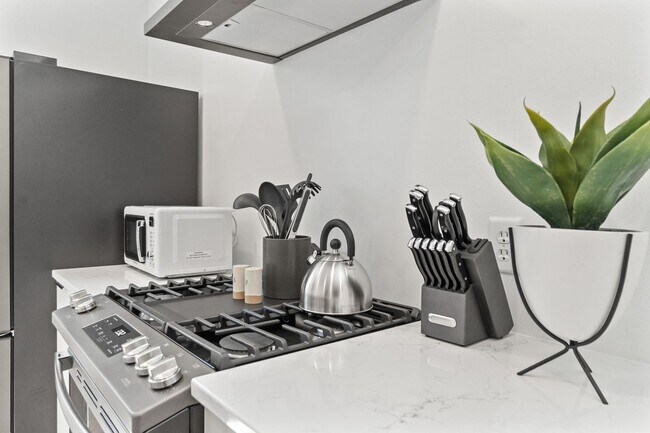 Building Photo - Renovated Historic Townhome — 2BR, 1,000 Sq Ft, West Central