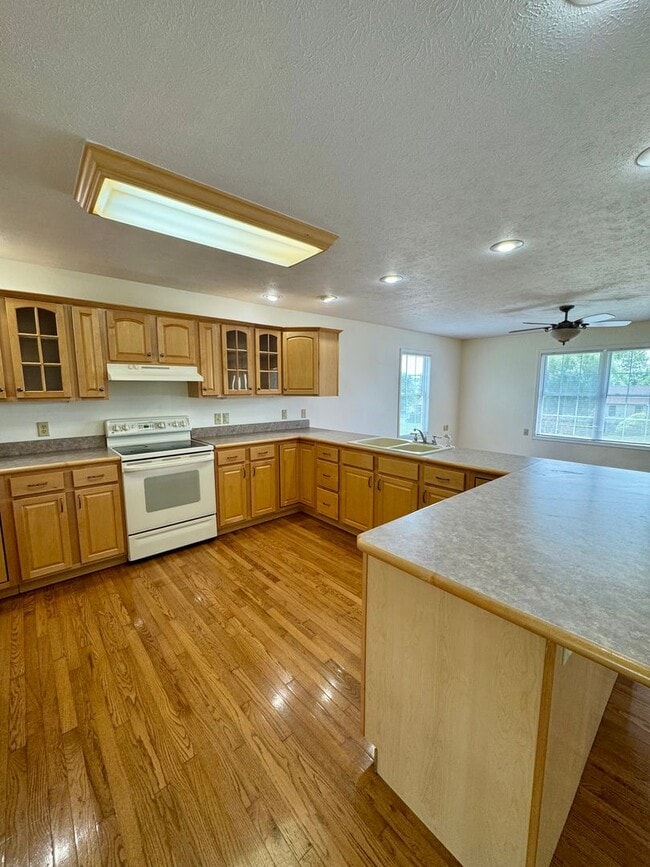 Building Photo - ***FIRST MONTHS RENT HALF PRICE*** House f...