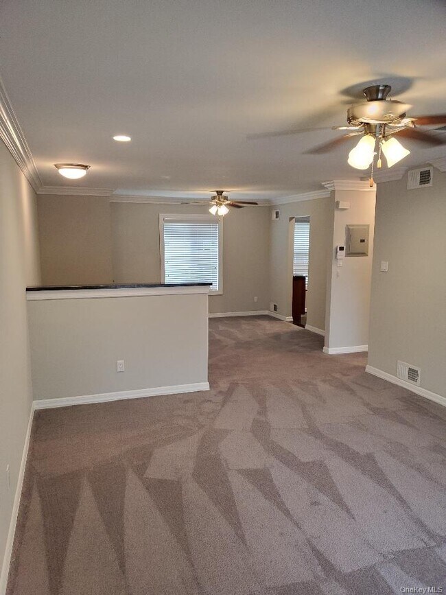 Building Photo - 15 Country Club Dr