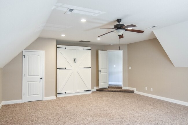 Building Photo - Dog Friendly Three Bedroom in Rossview!