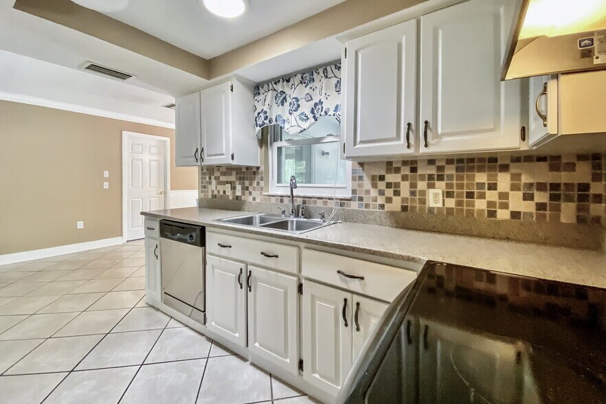 Building Photo - 11351 Collingswood St