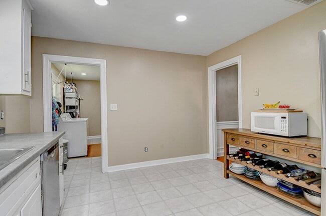 Building Photo - ONE LEVEL LIVING at it's FINEST in the SOU...