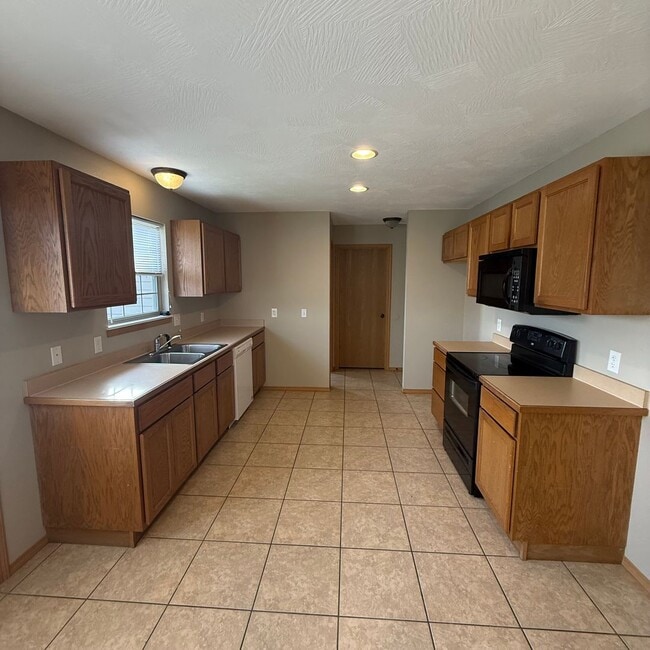 Building Photo - 3 bedroom 2 bathroom  Home in Clever MO