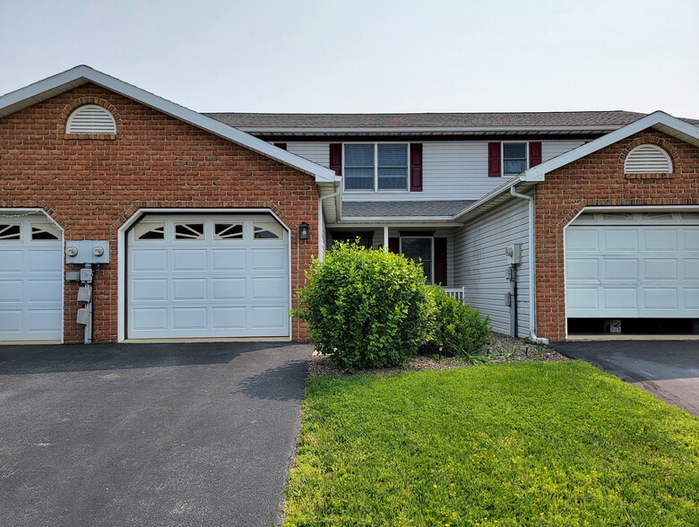 Primary Photo - 390 Acorn Cir