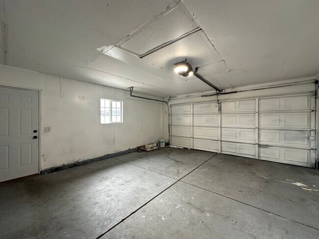 Building Photo - Four Bedroom