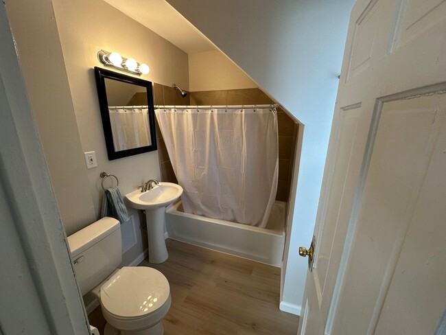 Building Photo - 2 bedroom home