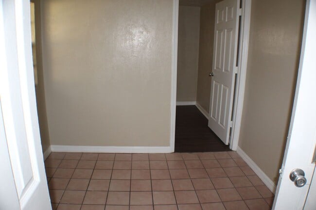 Building Photo - 3 bed 2 bath house