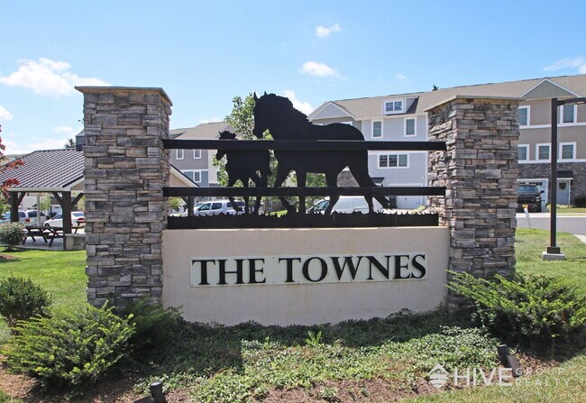 Building Photo - Beautiful End-Unit Townhouse with Pond Vie...