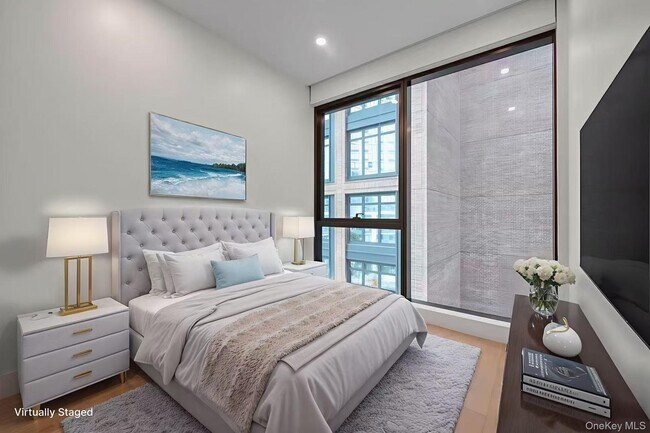 Building Photo - 5 Ct Square W