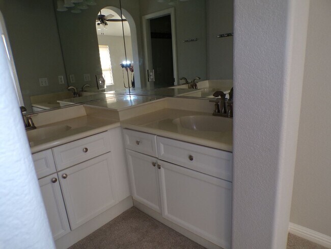 Building Photo - Beautiful East Modesto Home located in Sylvan School District