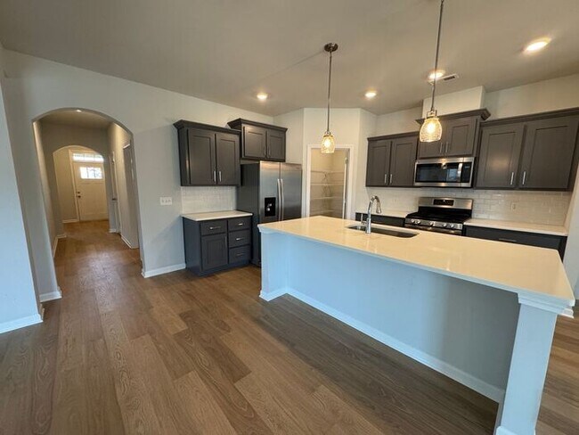 Building Photo - Spacious home with a fence, in PRIME location with a move in special