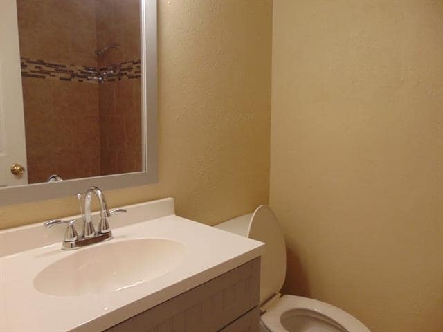 Building Photo - 2114 E Park Row Dr