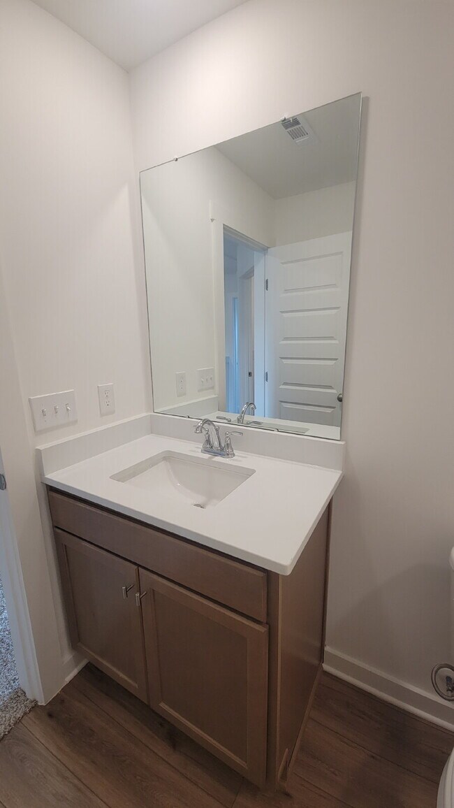 Building Photo - One fee month with 18-month lease!!! "Charming 3-Bed Oasis with Granite Elegance on Discovery Poi...