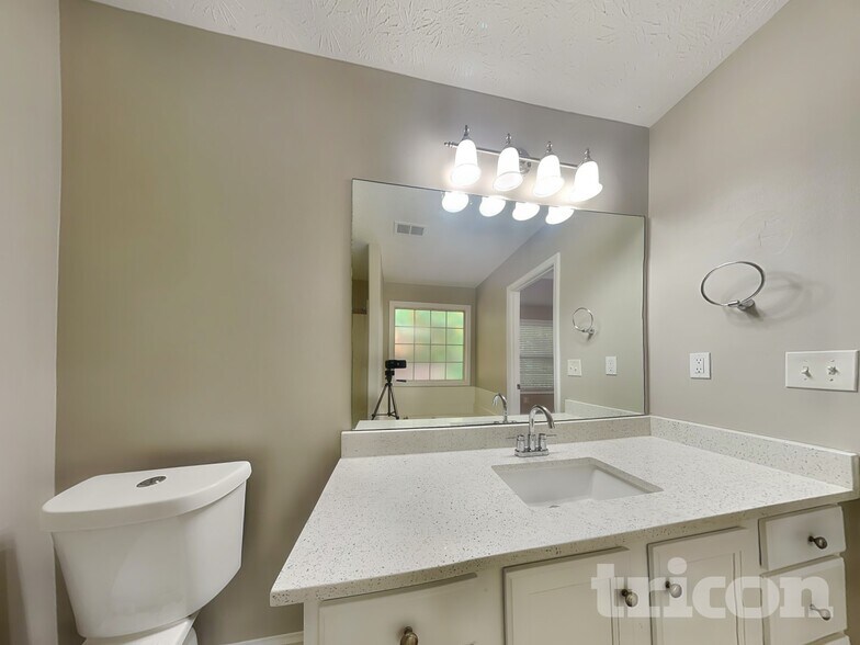 Building Photo - 449 Sarah's Ln