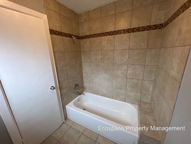 Building Photo - Backside Duplex in Park Hill Available!