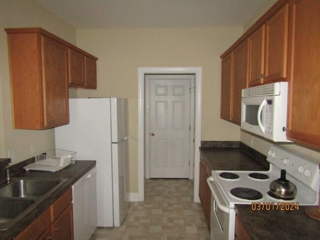 Building Photo - 2057 Silvercrest Dr