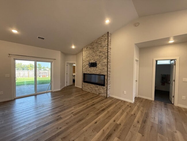 Building Photo - 4 Bedroom Home - Stonebridge Farms