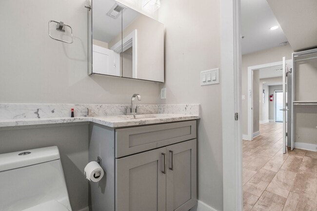 Building Photo - Lovely 1 BR/1.5 BA Condo in Columbia Heights!