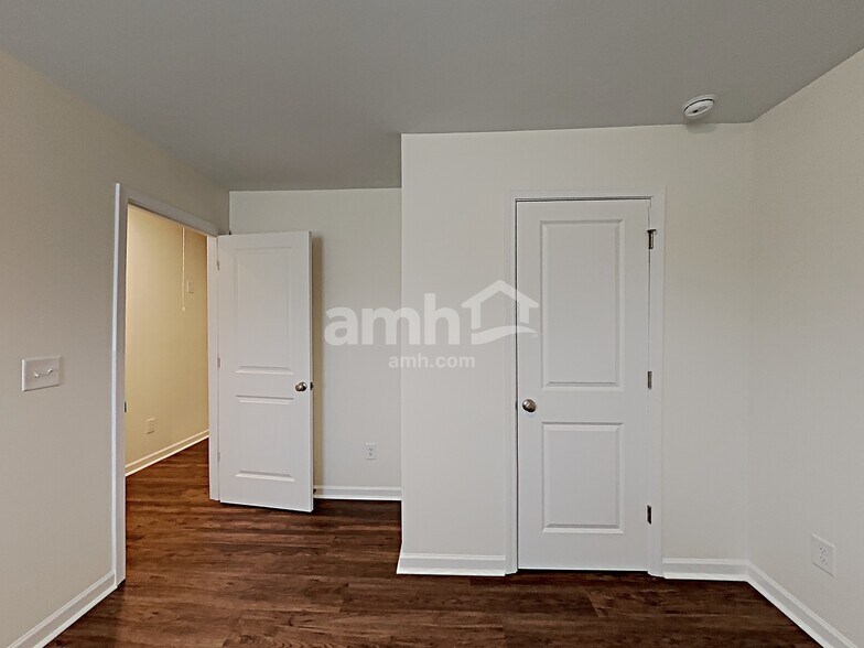 Building Photo - 288 Camp dr