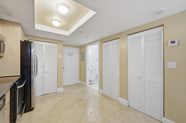 Building Photo - 2951 S Bayshore Dr