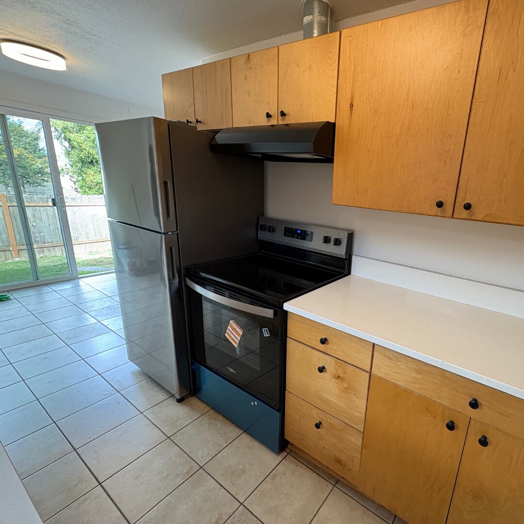 Brand New Refrigerator + Oven - 2026 NE Buffalo St