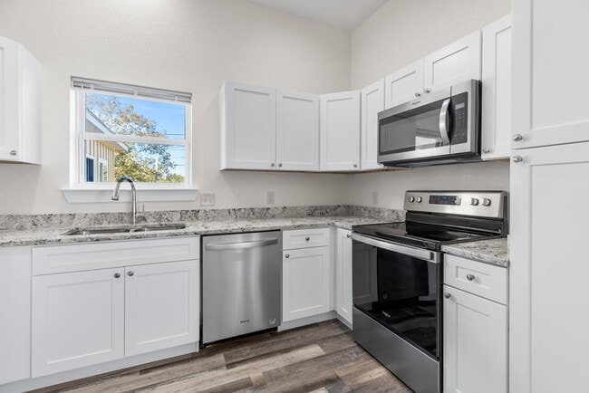 Building Photo - FOR LEASE!!