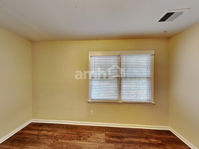 Building Photo - 1905 Ascot Terrace NW