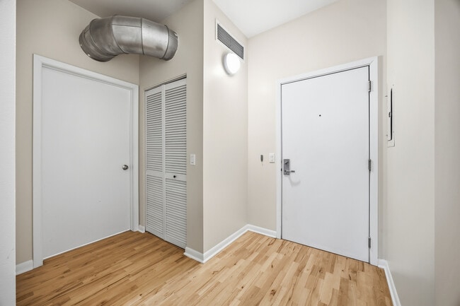 Building Photo - 1200 W Monroe St