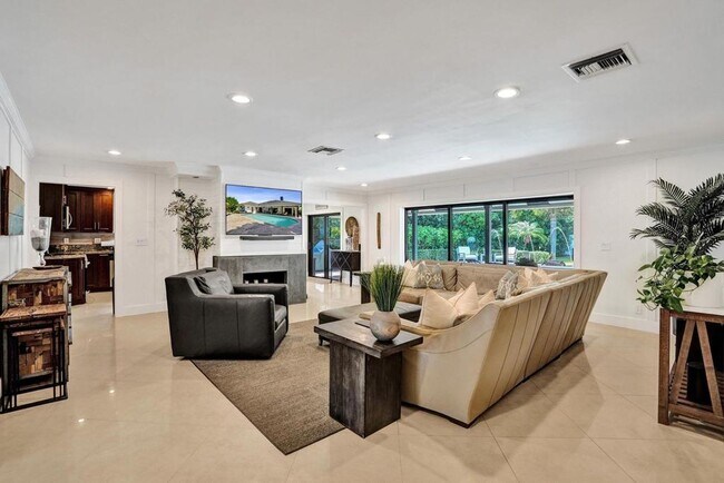 Building Photo - Boca Raton Beautifully Updated 4 Bedroom Pool Home