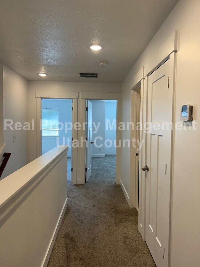 Building Photo - Cute townhome in Highland