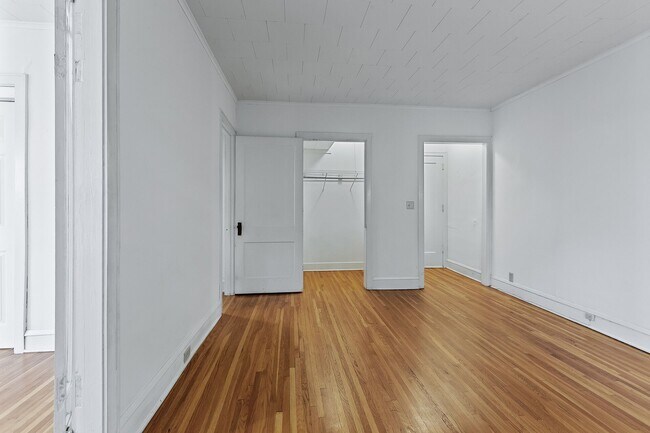 Building Photo - 2216 Harriet Ave