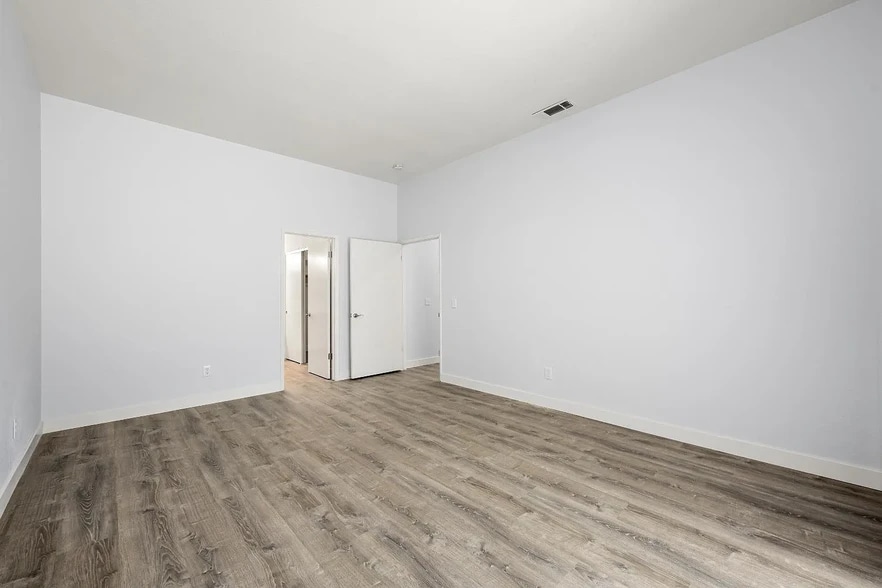 Building Photo - 6643 Laguna Park Dr
