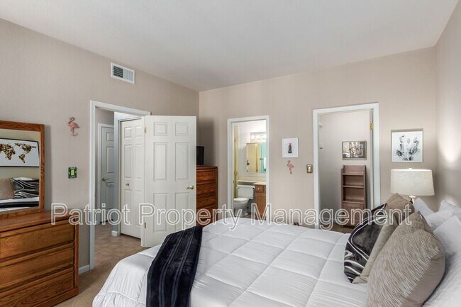 Building Photo - 9708-9708 E Vía Linda