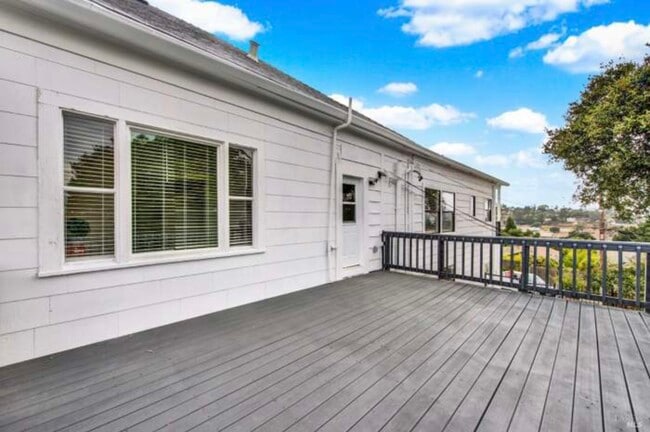 Building Photo - 324 Ohio St