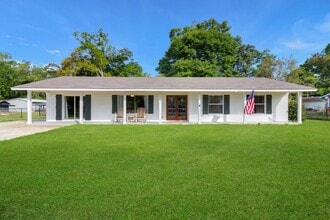 Building Photo - Charming 3-Bedroom Home with Granite Count...