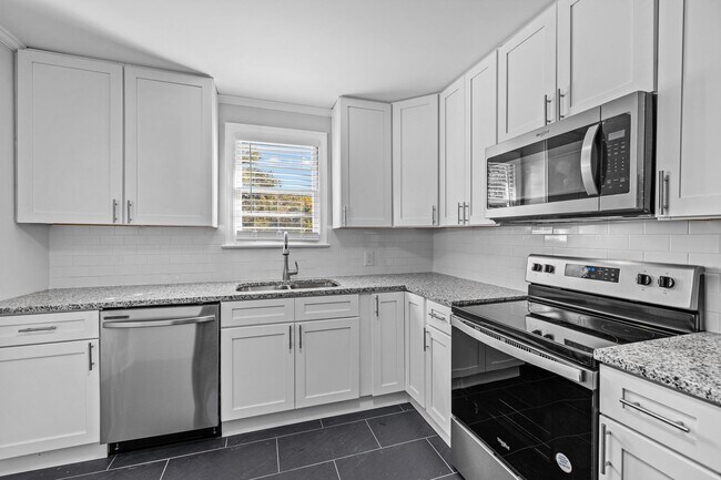 Building Photo - Available Early August! - Charming 2-Bedro...