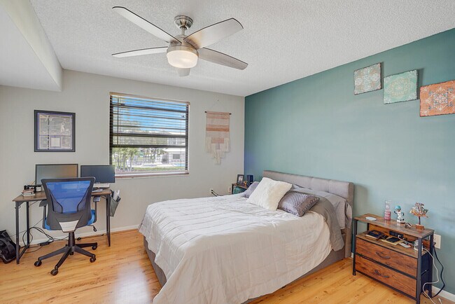 Building Photo - 6037 Balboa Cir