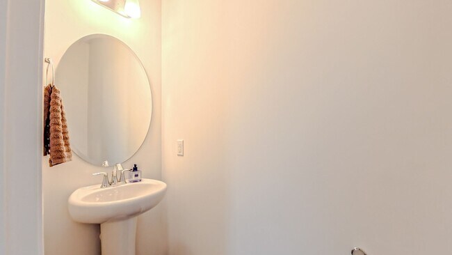Building Photo - A stylish and modern single-family home wi...