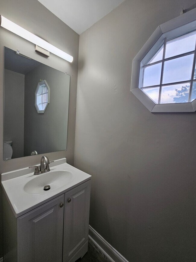 Building Photo - 3 Bedroom 1.5  bathroom End unit Townhouse near Bethlehem Catholic High School.