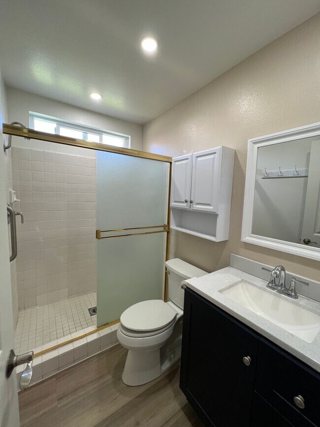 Building Photo - Updated 2 bed / 2 bath Capri in Leisure Vi...