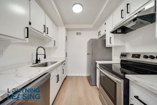 Building Photo - 14632 Magnolia-204D