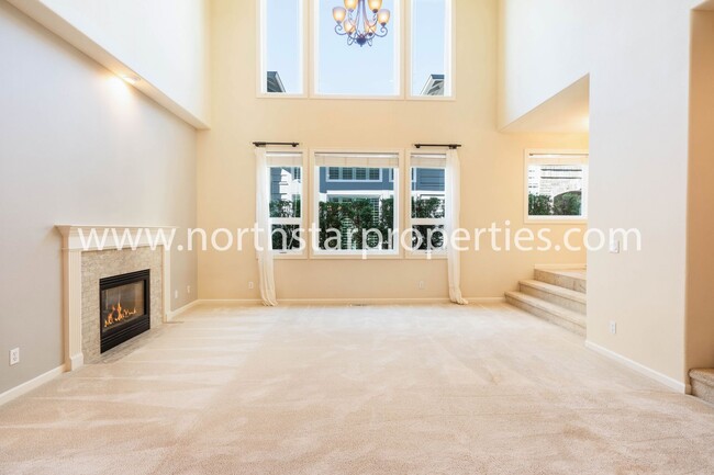 Building Photo - Beautiful Lake Oswego Townhome