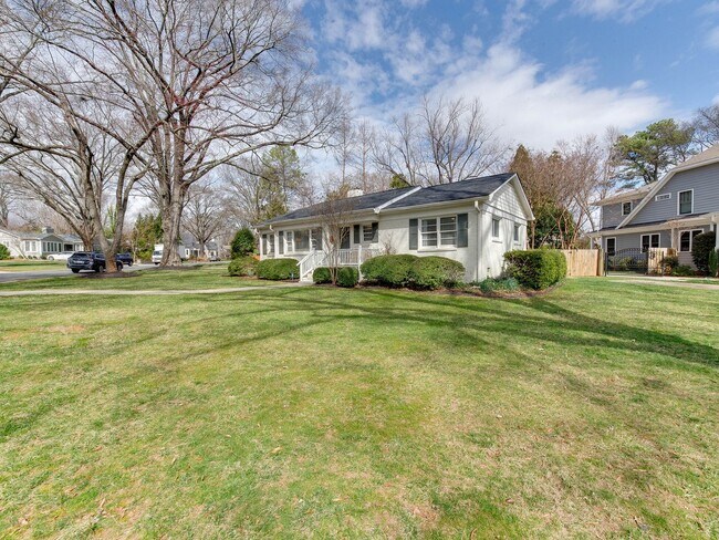 Building Photo - 3221 Sunset Dr
