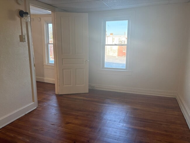 Building Photo - 3 Bedroom 1 Bath 2nd/3rd Floor Apartment-York City SD